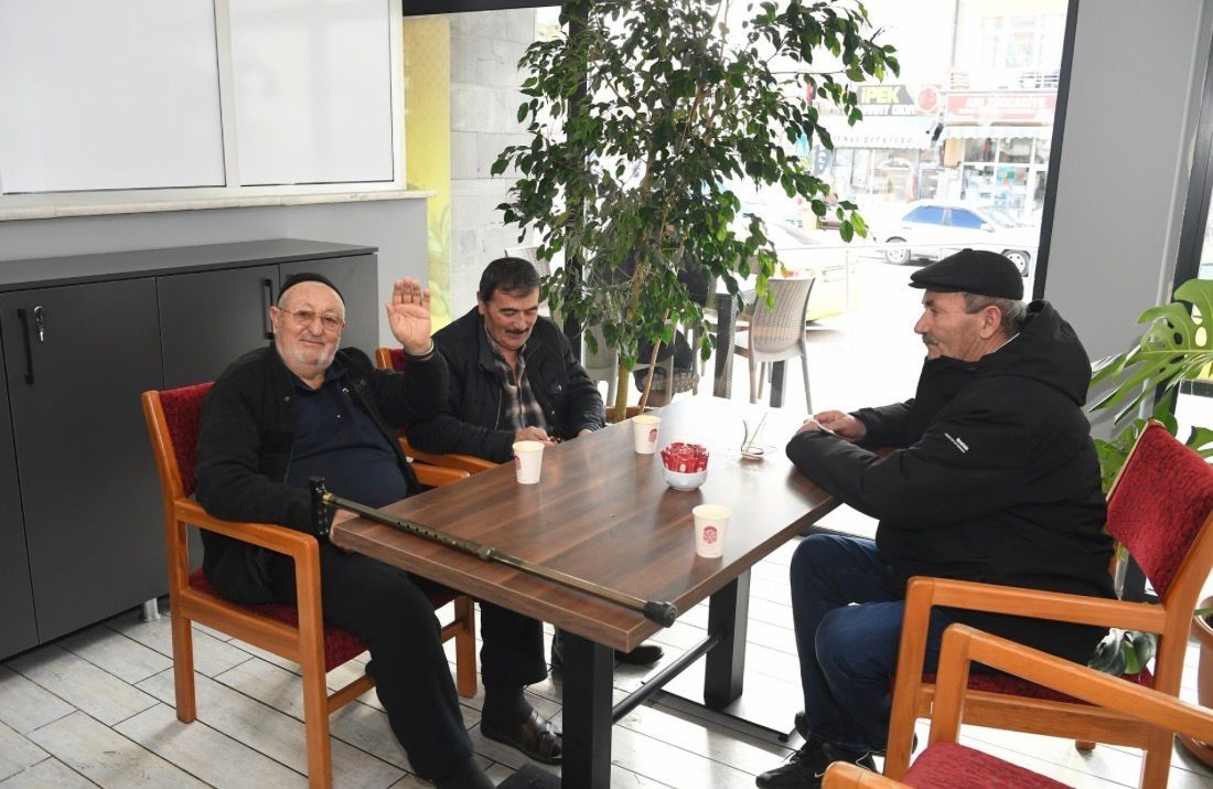 yazin-vazgecilmez-duragi-emekliler-kafeteryalari
