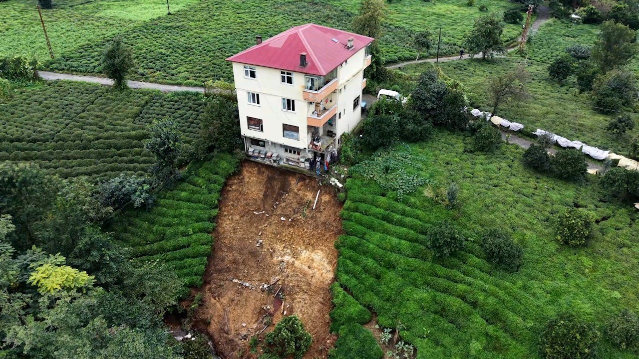 rize-de-korkutan-heyelan-esim-ev-gidiyor-diye-beni-kaldirdi