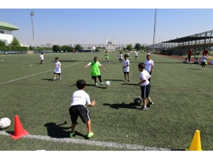 Büyükşehir Futbol Yaz Okuluna Yoğun İlgi