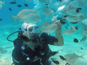Turistlerin Yeni Gözdesi Su Altında Ekmekle Balık Beslemek
