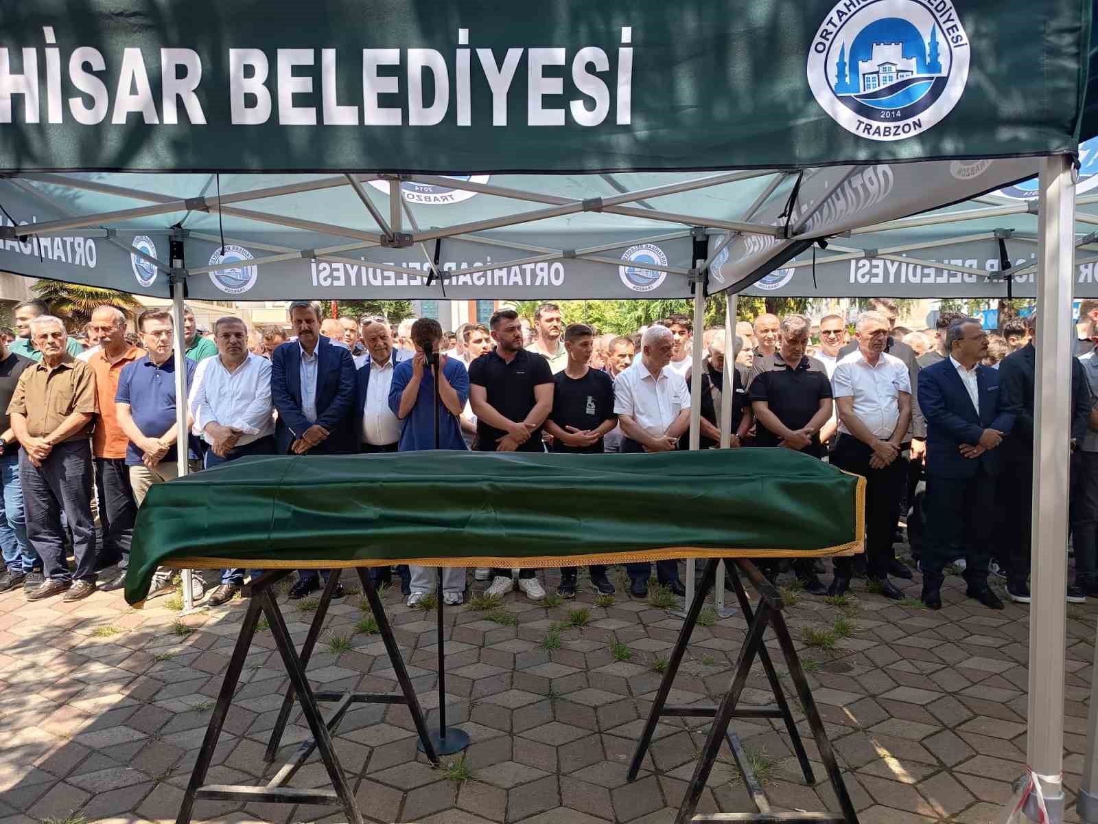 erzurum-da-motor-kazasinda-hayatini-kaybeden-amator-futbolcu-tonya-da-topraga-verildi