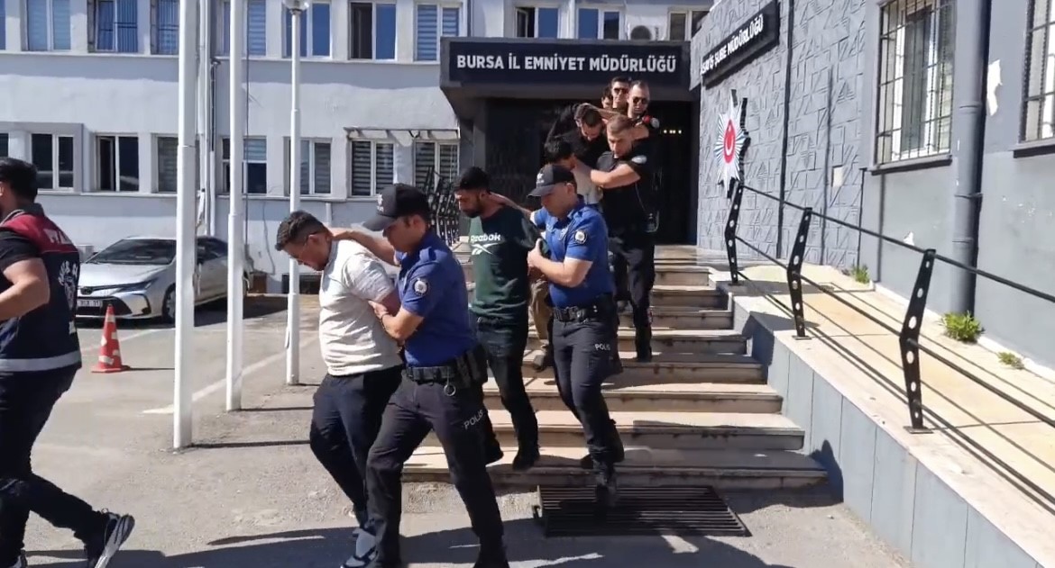 2-5-ay-boyunca-polisiz-diyerek-dolandirdilar-100-milyonluk-vurgunun-ardindan-tatli-ikram-ettiler