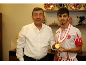 Başkan Karabacak, Dünya Şampiyonu Eray Şamdan’ı Kabul Etti