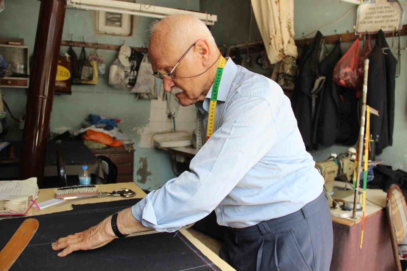 kumasa-sinen-bir-omur-59-yillik-meslegini-71-yasinda-askla-surduruyor