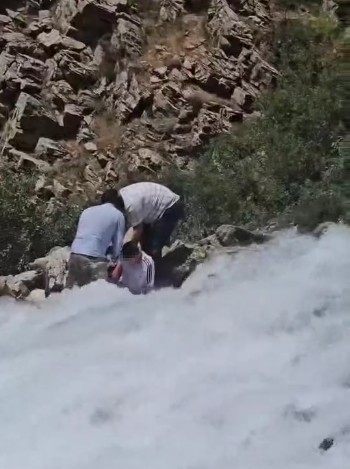 kanispi-selalesi-nde-korku-dolu-anlar-akintinin-ortasinda-kalan-cocuk-son-anda-kurtarildi