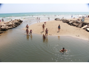 Atıklar Sebebiyle Kirlenen Dere Yeniden Maviye Büründü