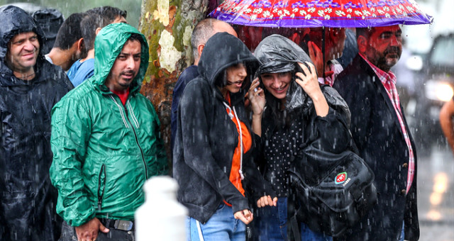 Meteoroloji Uyardı: İstanbul'da Öğle Saatlerinde Sağanak Ve Gök Gürültülü Yağış Bekleniyor