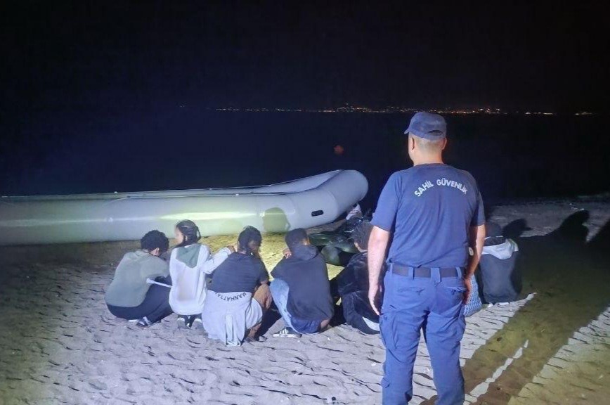 izmir-de-sahil-guvenlikten-cifte-operasyon-31-gocmen-yakalandi