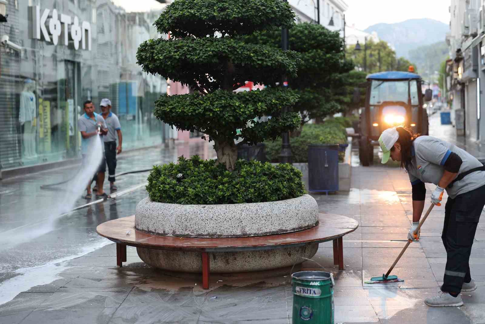 marmaris-sevgi-yolu-nda-temizlik-calismasi