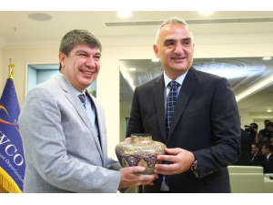 Bakan Ersoy: "İcraatlarımızı Göstererek Takdir Toplamak Daha İyi Diye Düşünüyorum"