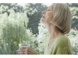 İdrar Kaçırma Sorunu Yaşayan Kişilerin En Büyük Hatası Su İçmeyi Bırakmak