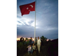Kampanya Yapıp Köylerine Dev Türk Bayrağı Diktiler