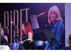 İdil Biret, Kuşadalılarla Buluştu