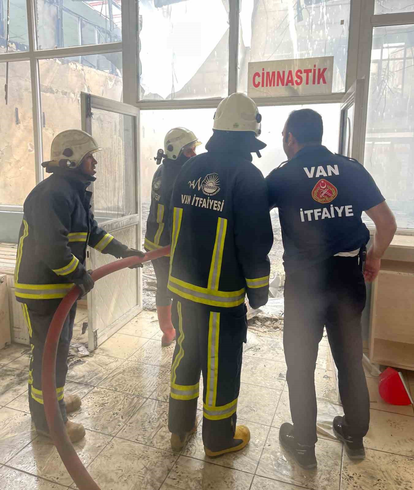 yikim-calismasi-yapilan-spor-merkezinde-yangin