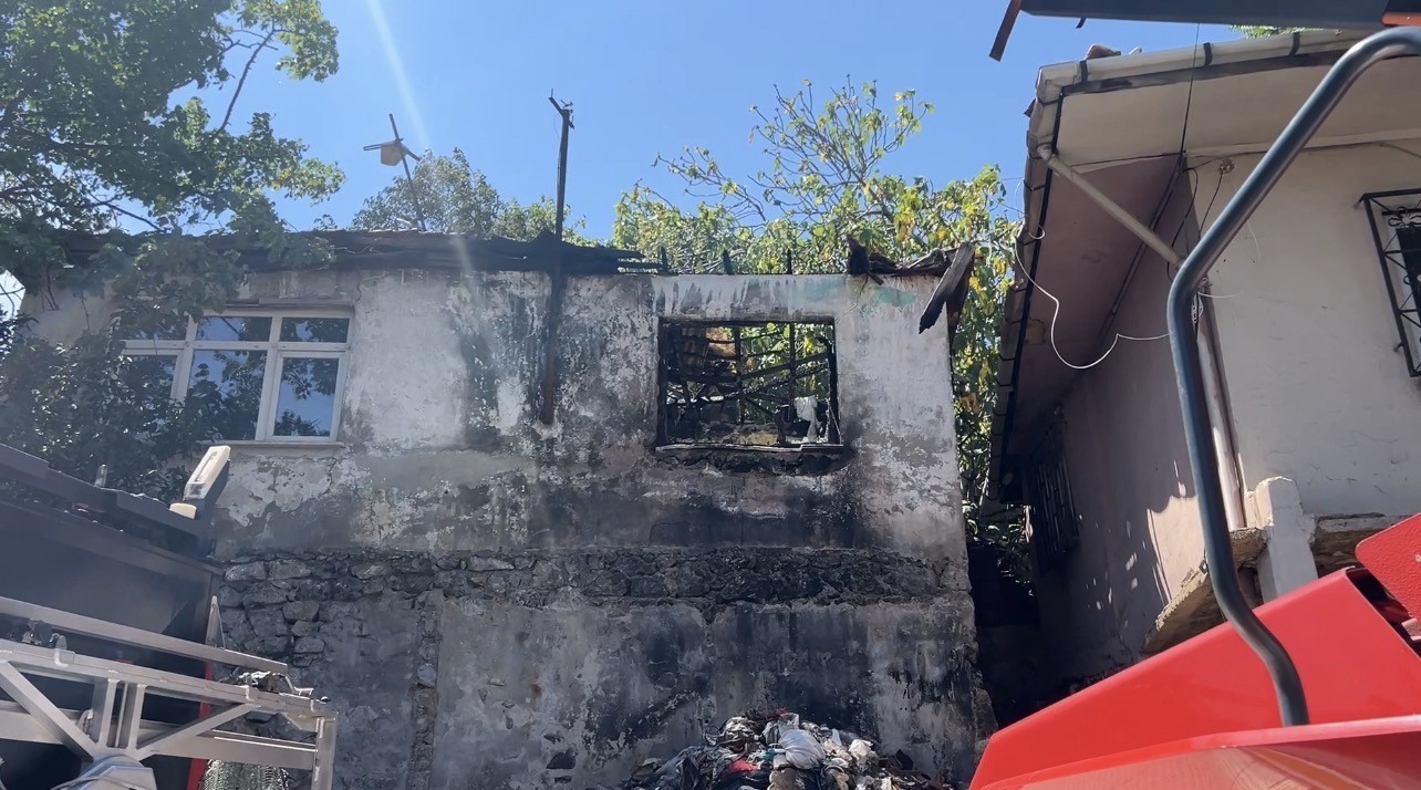 pendik-te-metruk-ev-yangini-yan-binaya-sicradi
