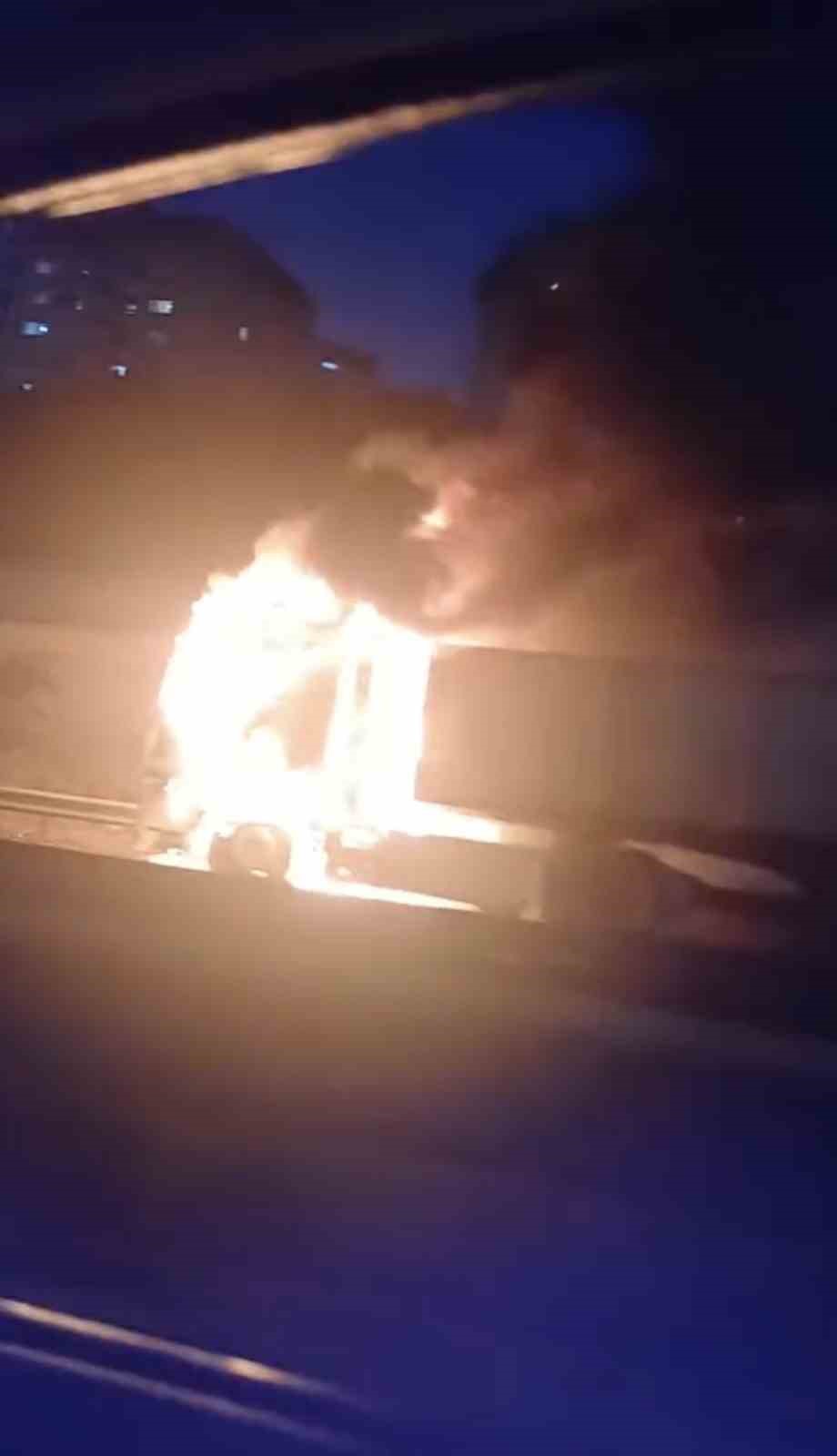 tem-otoyolu-nda-tir-alev-alev-yandi