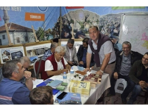 Suavi Sayın, ’Ya Gediz Nehri Olmasaydı?’ İsimli Kitabını İmzaladı