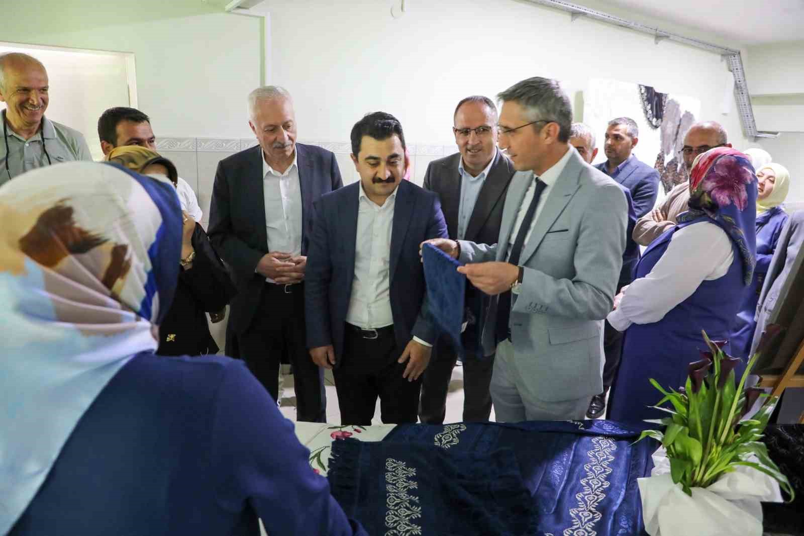 bayburt-ta-kursiyerlerin-el-emegi-urunleri-sergilendi