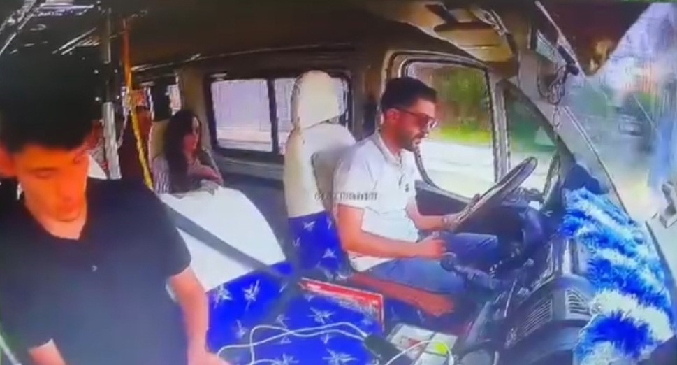 adana-da-surucu-uyudu-dolmus-duvara-carpti-7-yarali