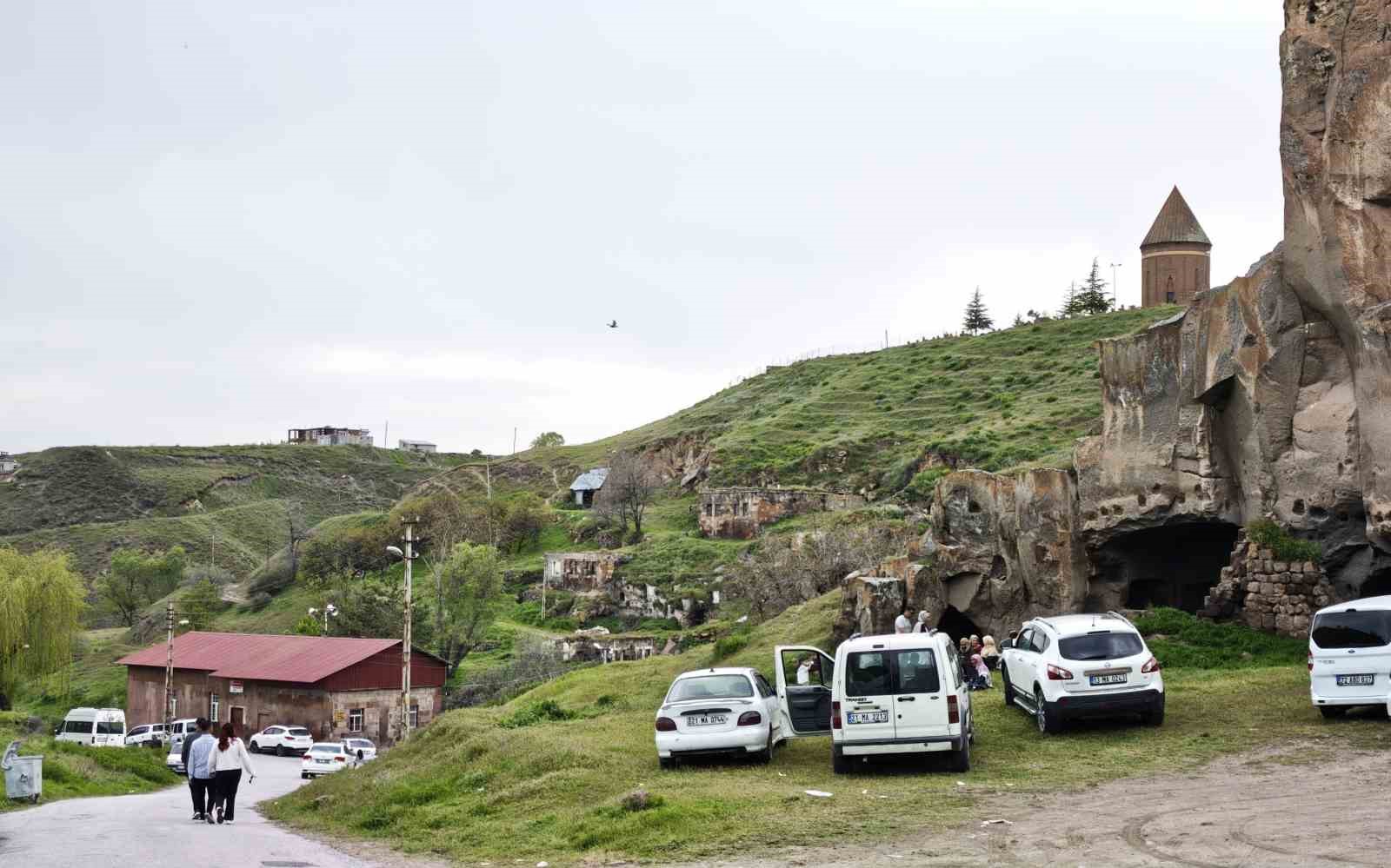 ahlat-in-tarihi-ve-dogal-guzelliklere-bayram-ilgisi