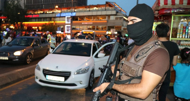 İstanbul'da 39 İlçede 5 Bin Polisin Katılımıyla Huzur Operasyonu Yapıldı