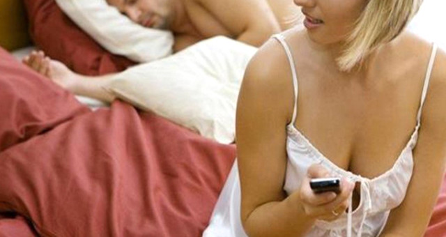 Kocasının 'oyun Oynuyorum' Dediği Telefonda 'evim Müsait' Mesajını Görünce Boşanma Davası Açtı