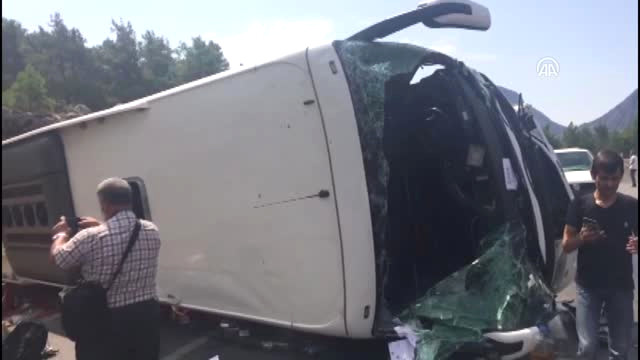 Akseki'de Turistleri Taşıyan Tur Otobüsü 2 Otomobille Çarpıştı: 2 Ölü, 30 Yaralı!