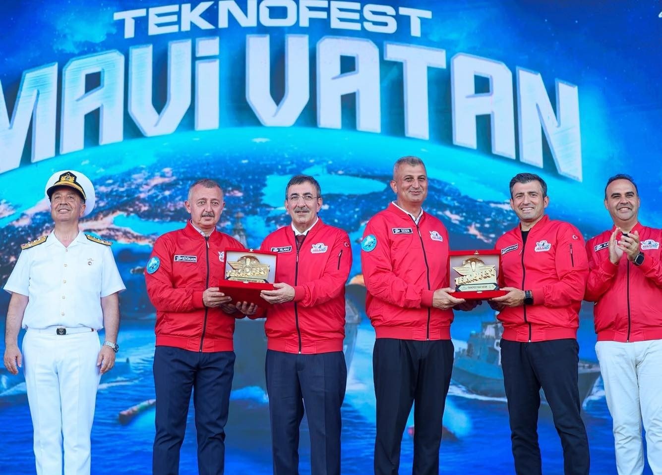 golcuk-belediye-baskani-sezer-e-teknofest-mavi-vatan-da-plaket-takdim-edildi