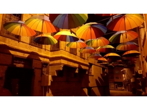 Turistlerin İlgisini Çekmek İçin Sokağı Şemsiyelerle Süsledi