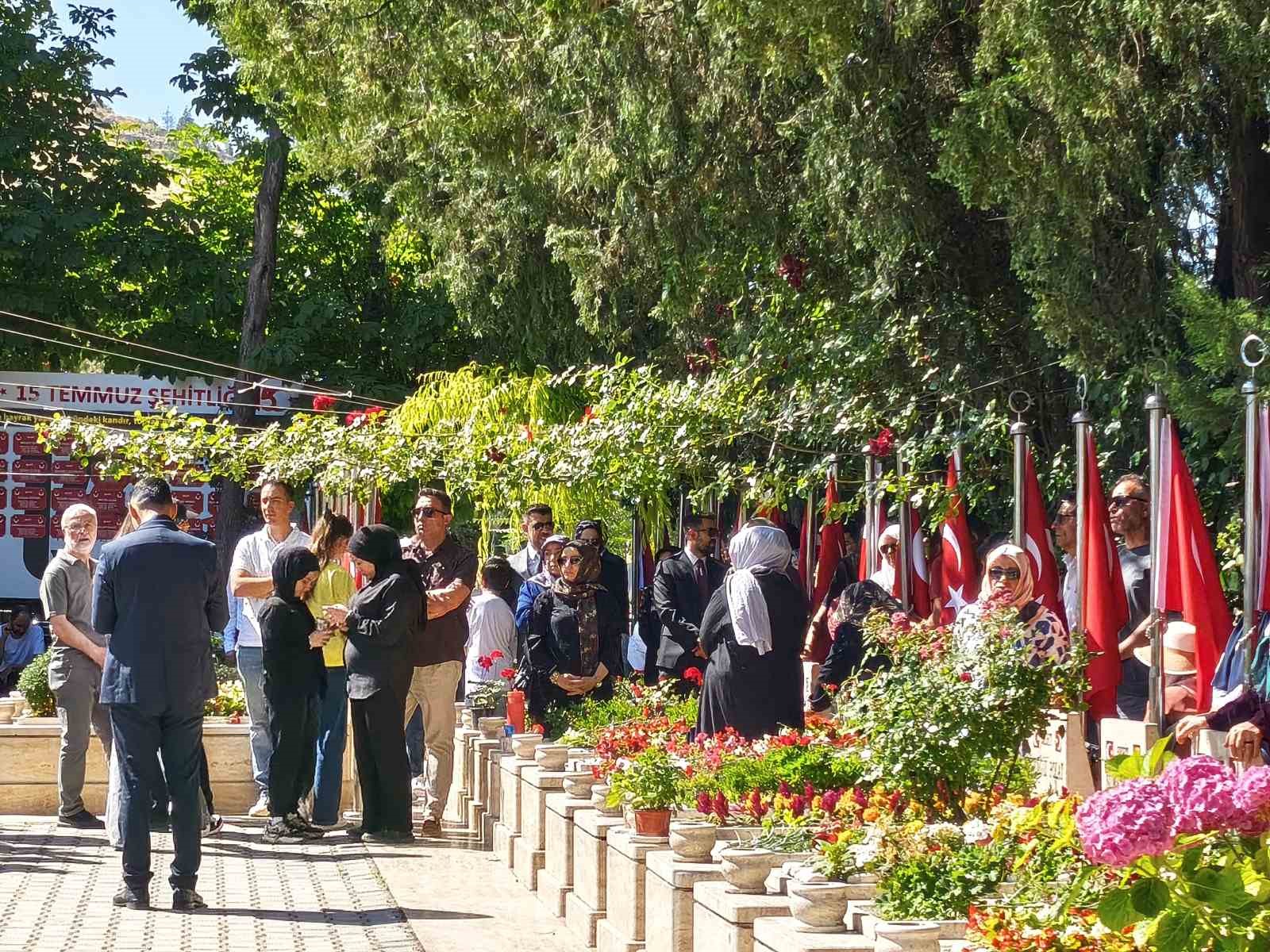 icisleri-bakani-ciftci-15-temmuz-sehitligi-ndeki-anma-programina-katildi