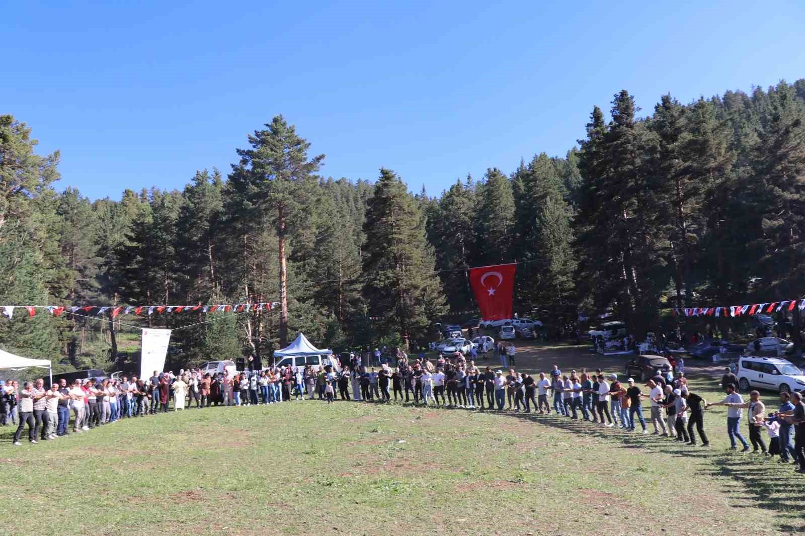 karnavas-dut-pekmezi-festivali-nde-cocuklar-parmakla-pekmez-yemek-icin-yaristi