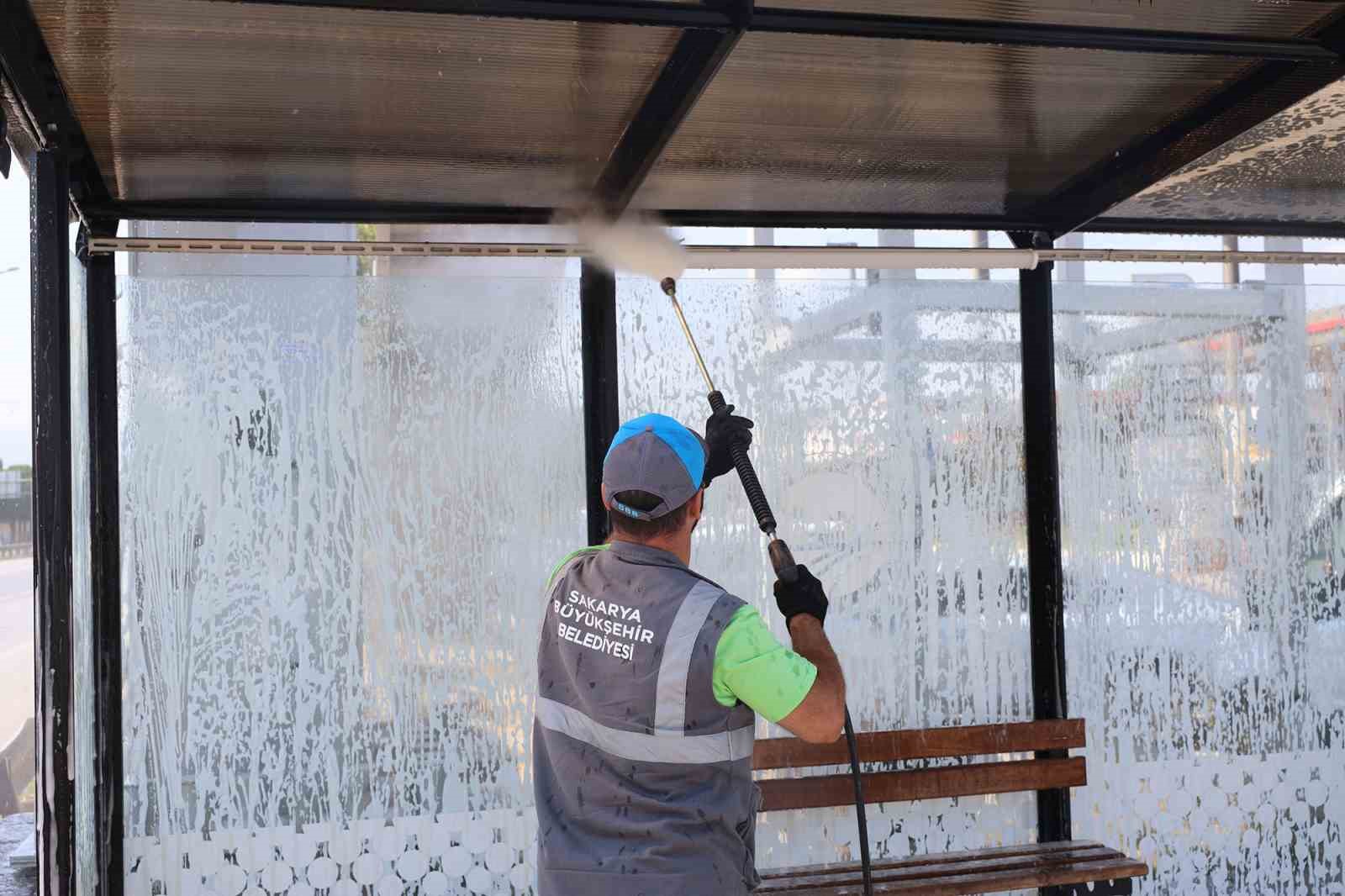 16-ilcedeki-duraklar-basincli-su-ile-temizleniyor