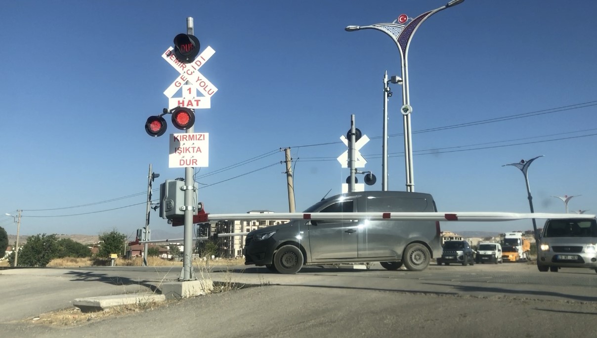 elazig-da-tren-yolunda-kazaya-davetiye-cikaran-anlar