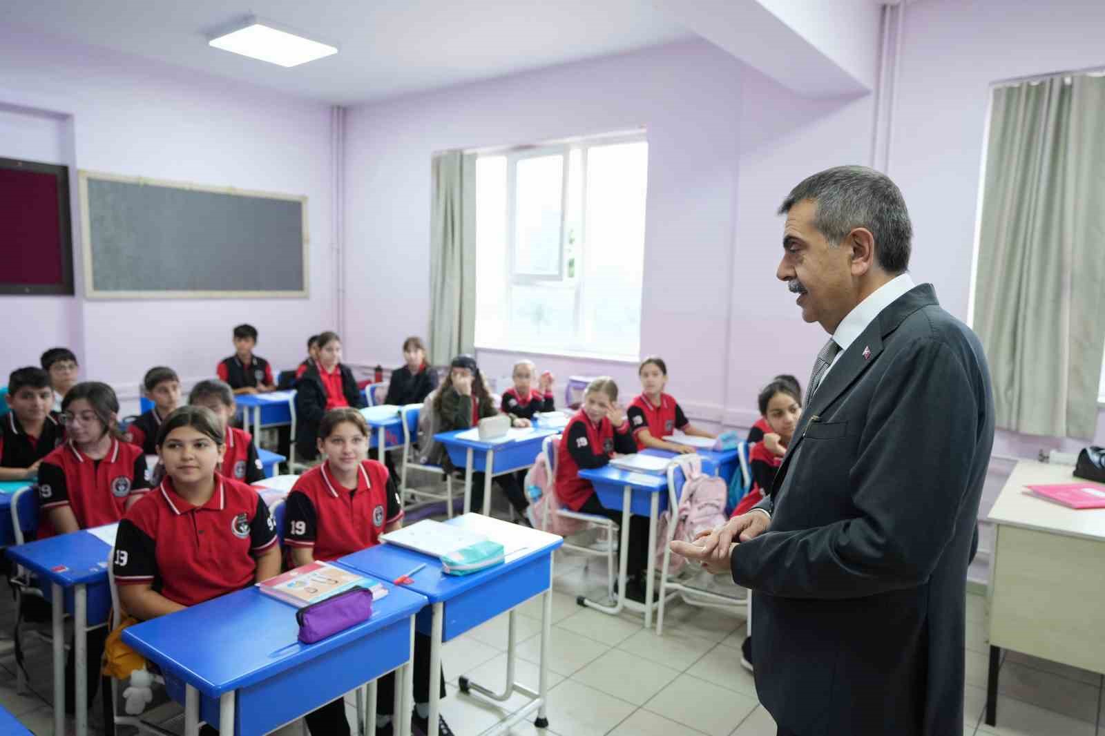bakan-tekin-den-yalova-da-okul-ziyareti