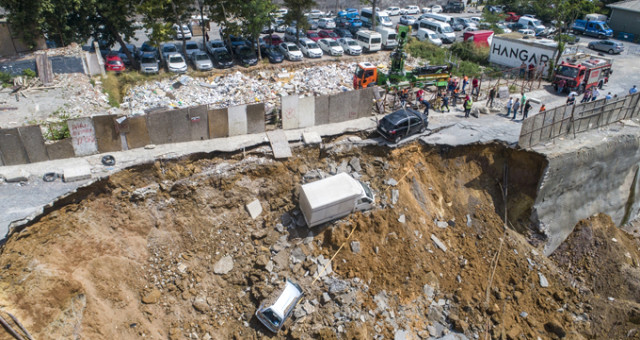 Ümraniye'deki İnşaatın İstinat Duvarı Elektrik Kablolarının Patlaması Sonucu Çökmüş