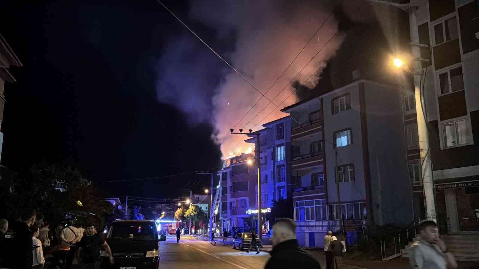bolu-da-apartmanda-cikan-yanginda-alevler-geceyi-aydinlatti-patlama-sesleri-panige-neden-oldu