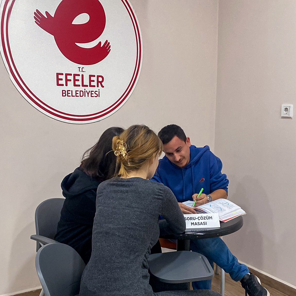 efeler-belediyesi-nden-sinavlar-hazirlanan-genclere-ucretsiz-destek