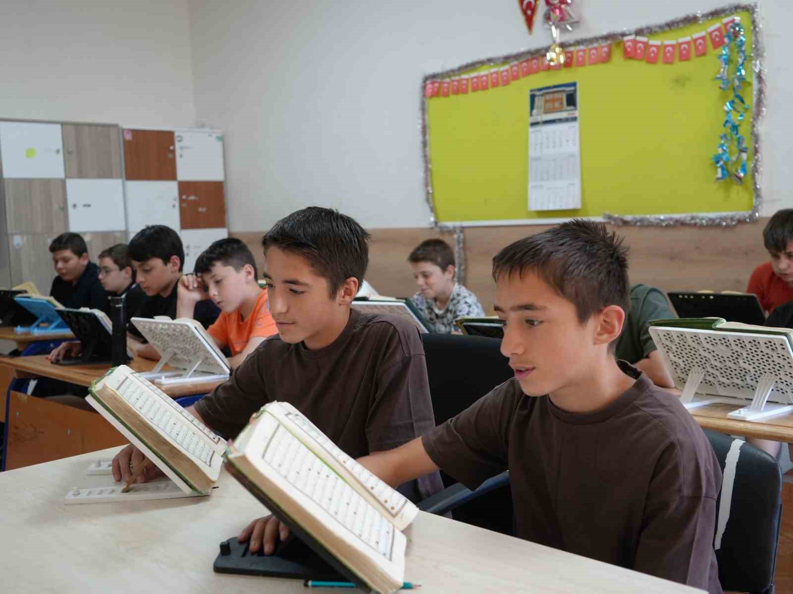13-yasindaki-ikiz-kardesler-birlikte-kur-an-i-kerim-i-ezberleyerek-hafiz-oldu