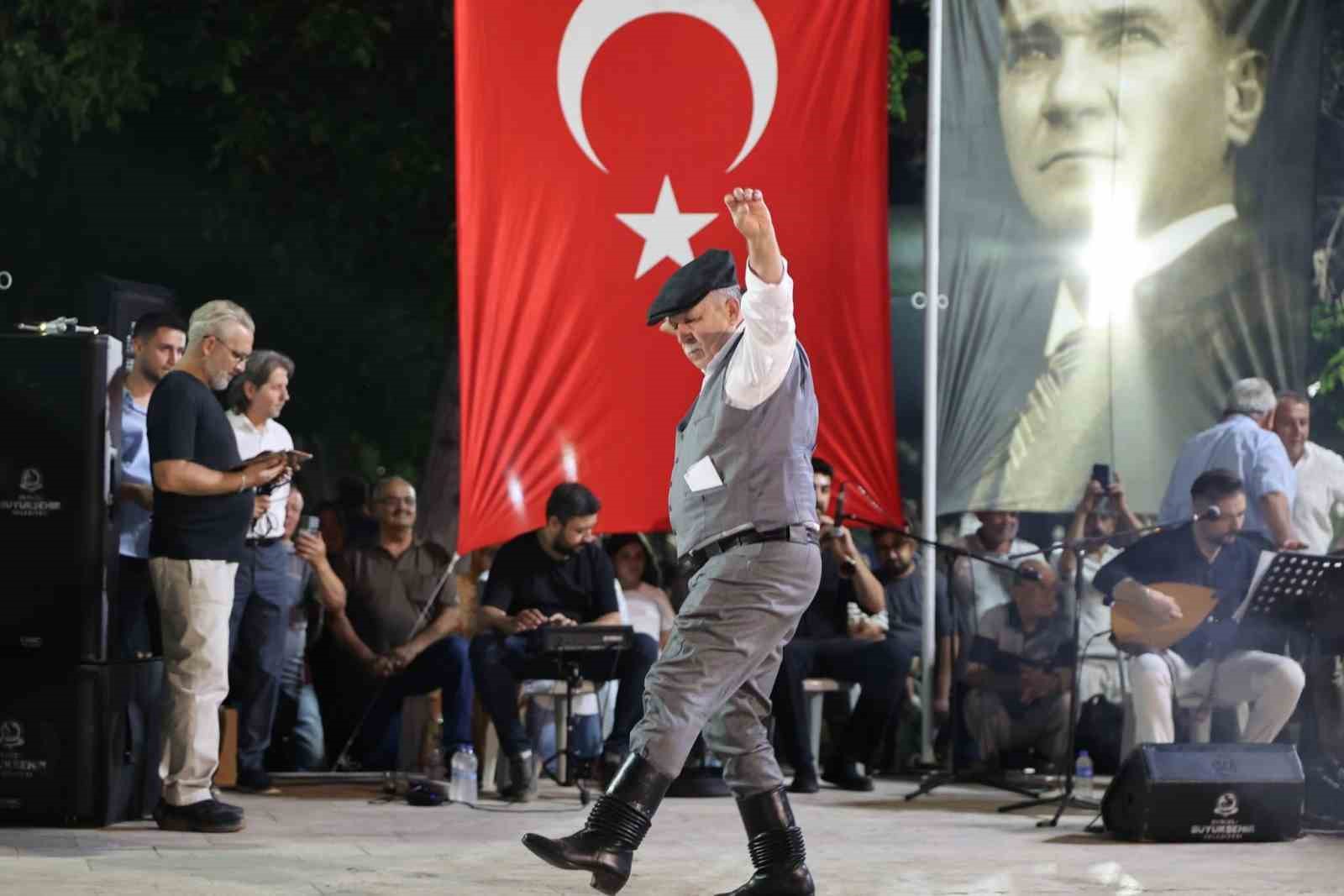 ustat-ve-genc-efeler-zeybek-atesi-ni-yakti