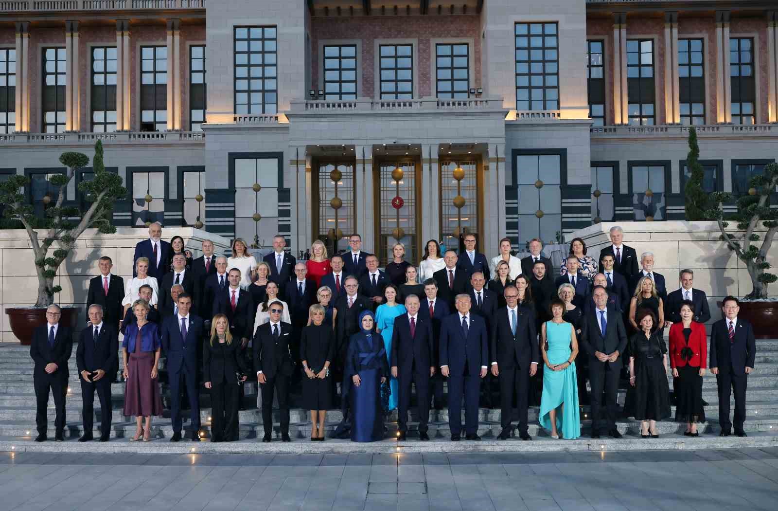 nato-liderleri-kulliye-de-aile-fotografinda-bulustu