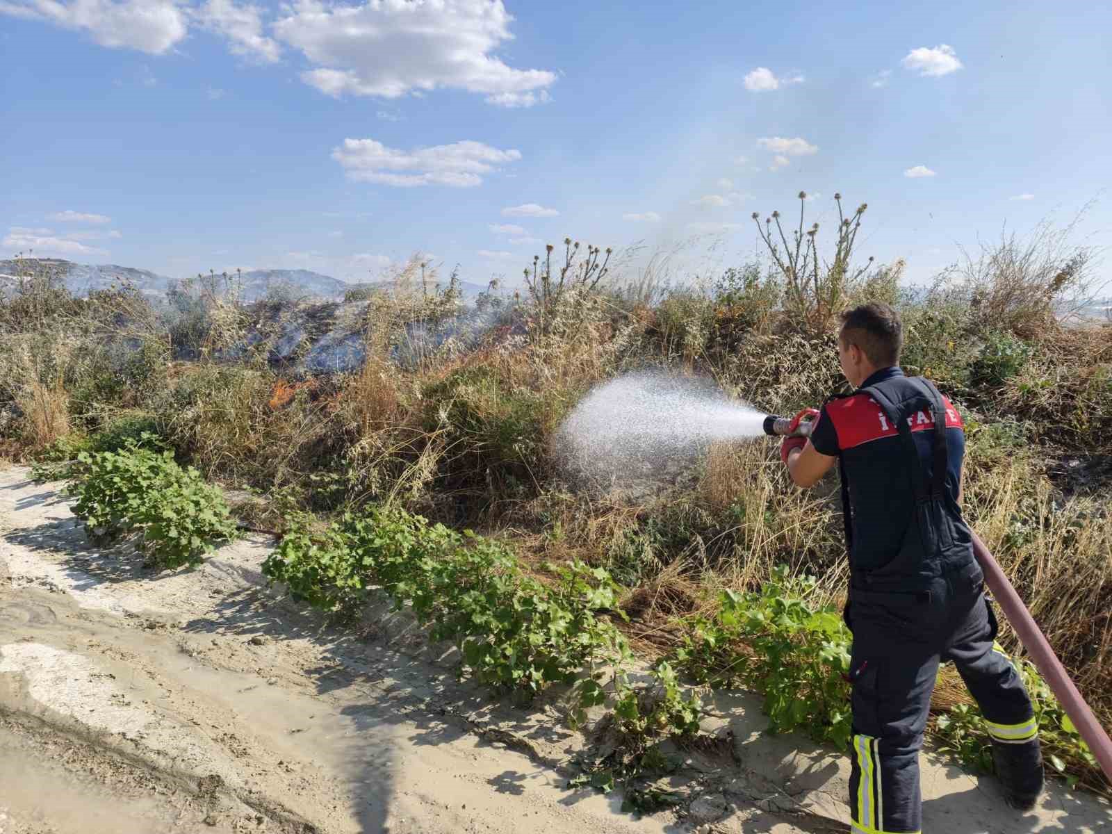 burdur-da-arazi-yangininda-20-dekarlik-alan-kul-oldu
