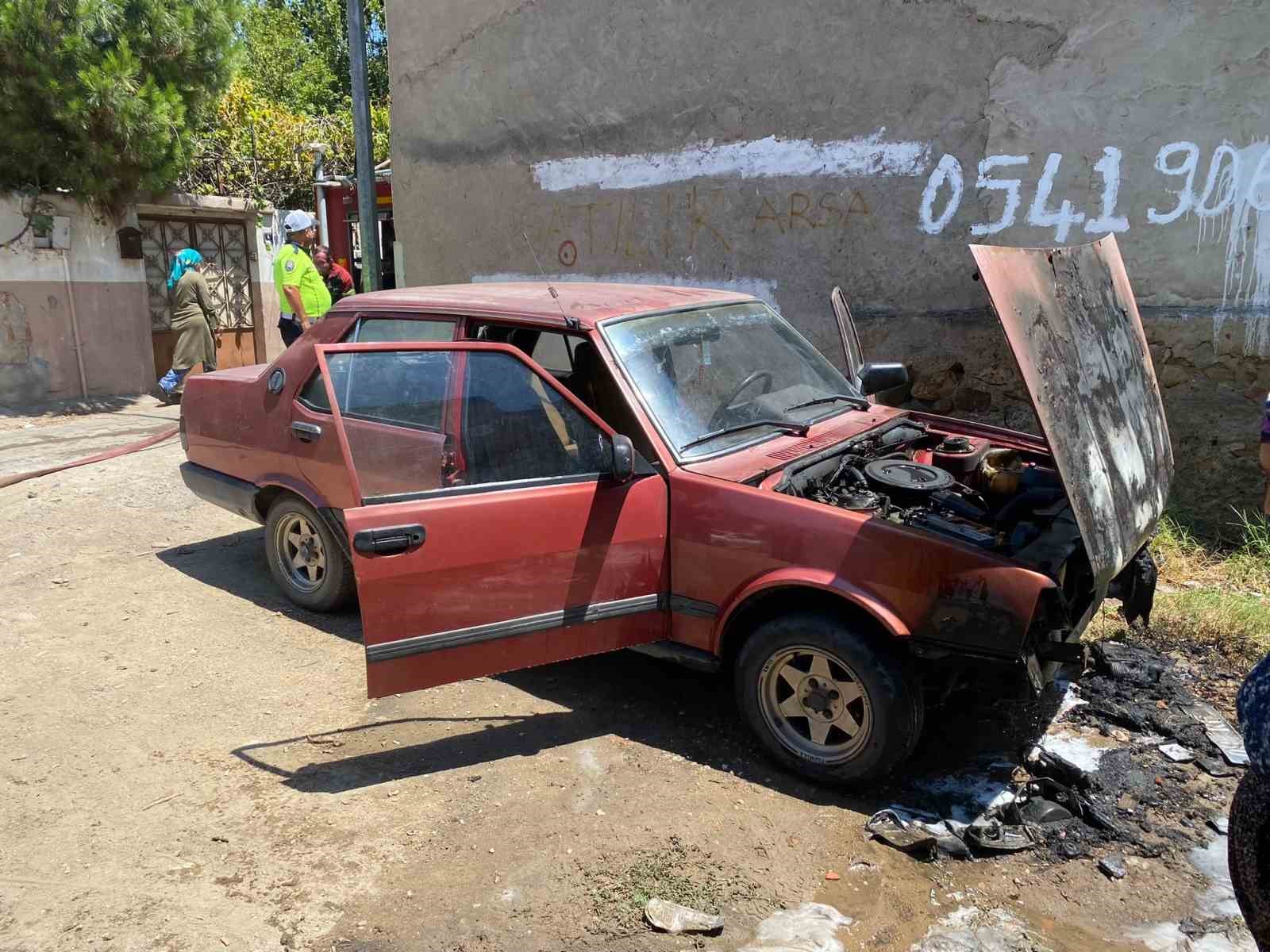 nazilli-de-otomobil-yangini-arac-kullanilamaz-hale-geldi
