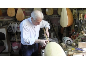 Uşaklı İşçi Emeklisi Adem Köker 30 Yıldır Saz Yapıyor