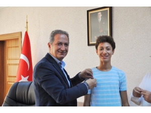 İl Milli Eğitim Müdürü Ekinci Lgs’da Türkiye İkincisi Olan Kayrahan Kaya’yı Ödüllendirdi
