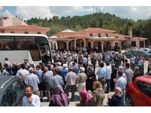 Emetli Hacılar Dualarla Uğurlandı