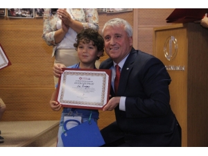 “Çocukların Matematik Atölyesi Eğitmen Buluşma Günleri” Öğrencileri Sertifikalarını Aldı