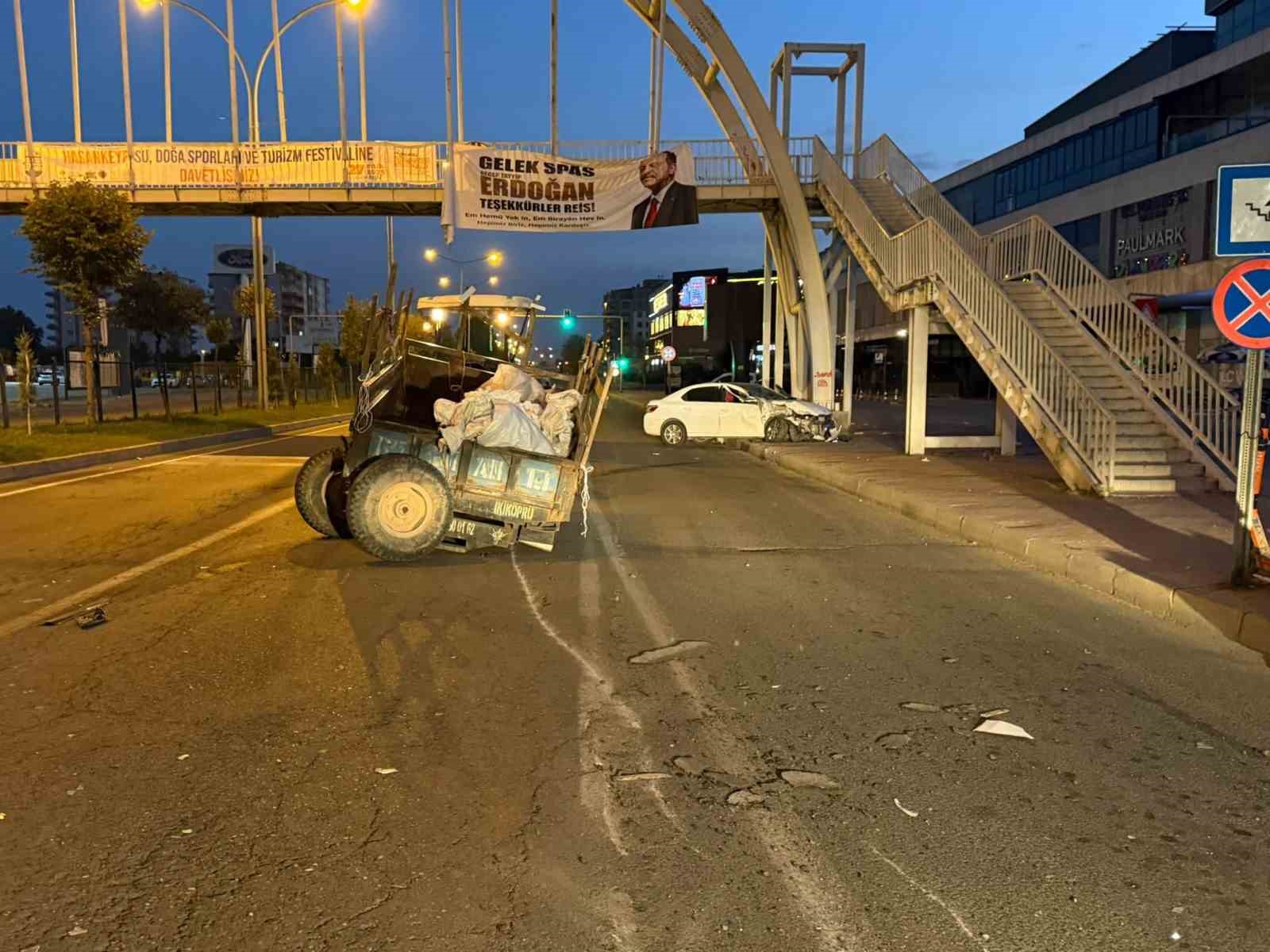 batman-da-traktor-ile-otomobil-carpisti-2-yarali
