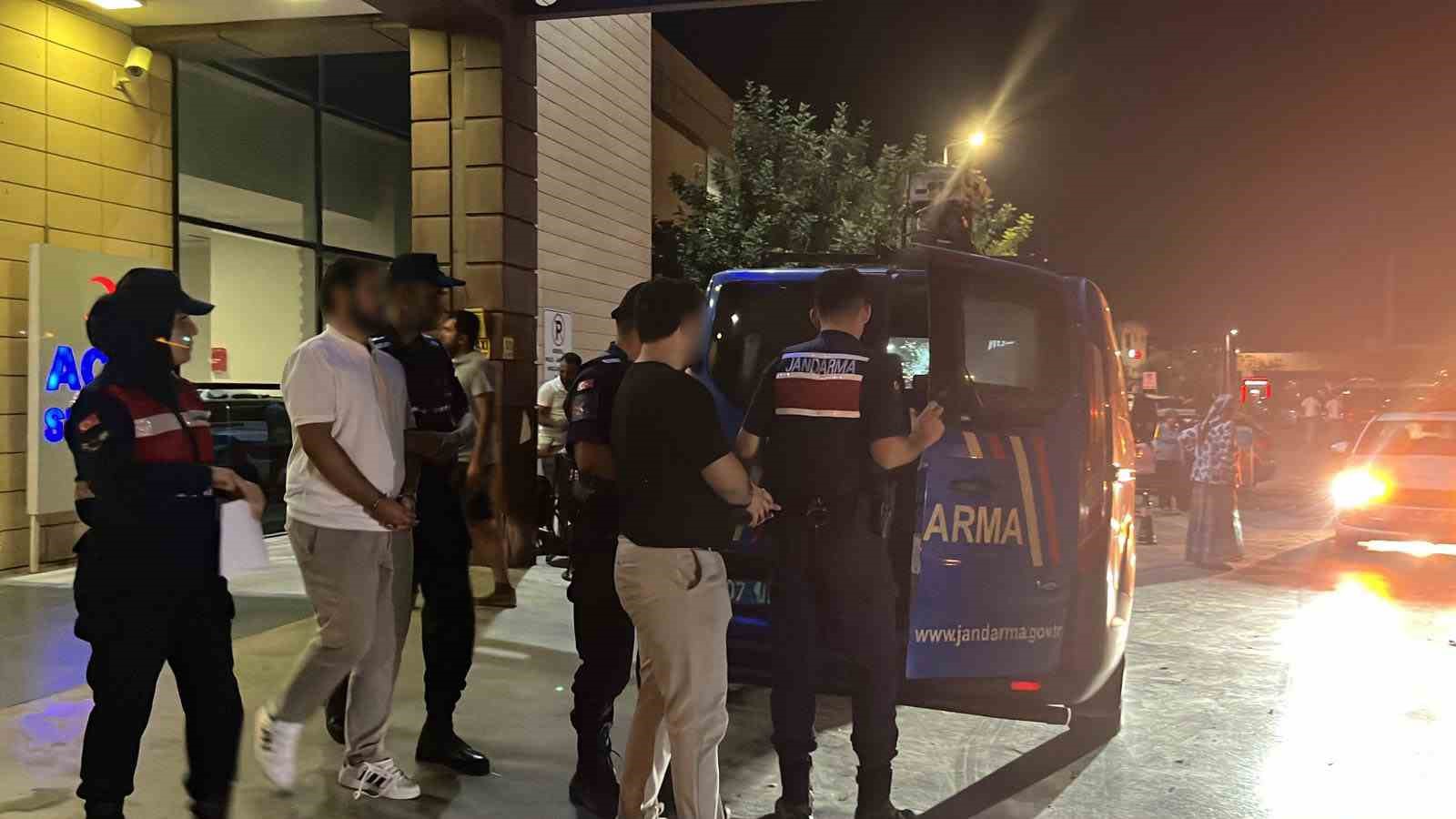 vize-dolandiriciligi-operasyonunda-supheliler-ve-yakinlari-gazetecilere-tepki-gosterdi