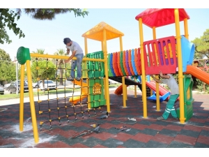 Burhaniye Belediyesi İlçeyi Modern Parklarla Donatıyor