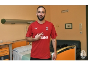 Gonzalo Higuain, Resmen Milan’da